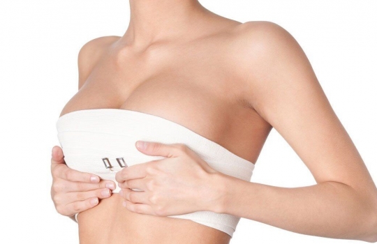 Aumento mamario con implantes.